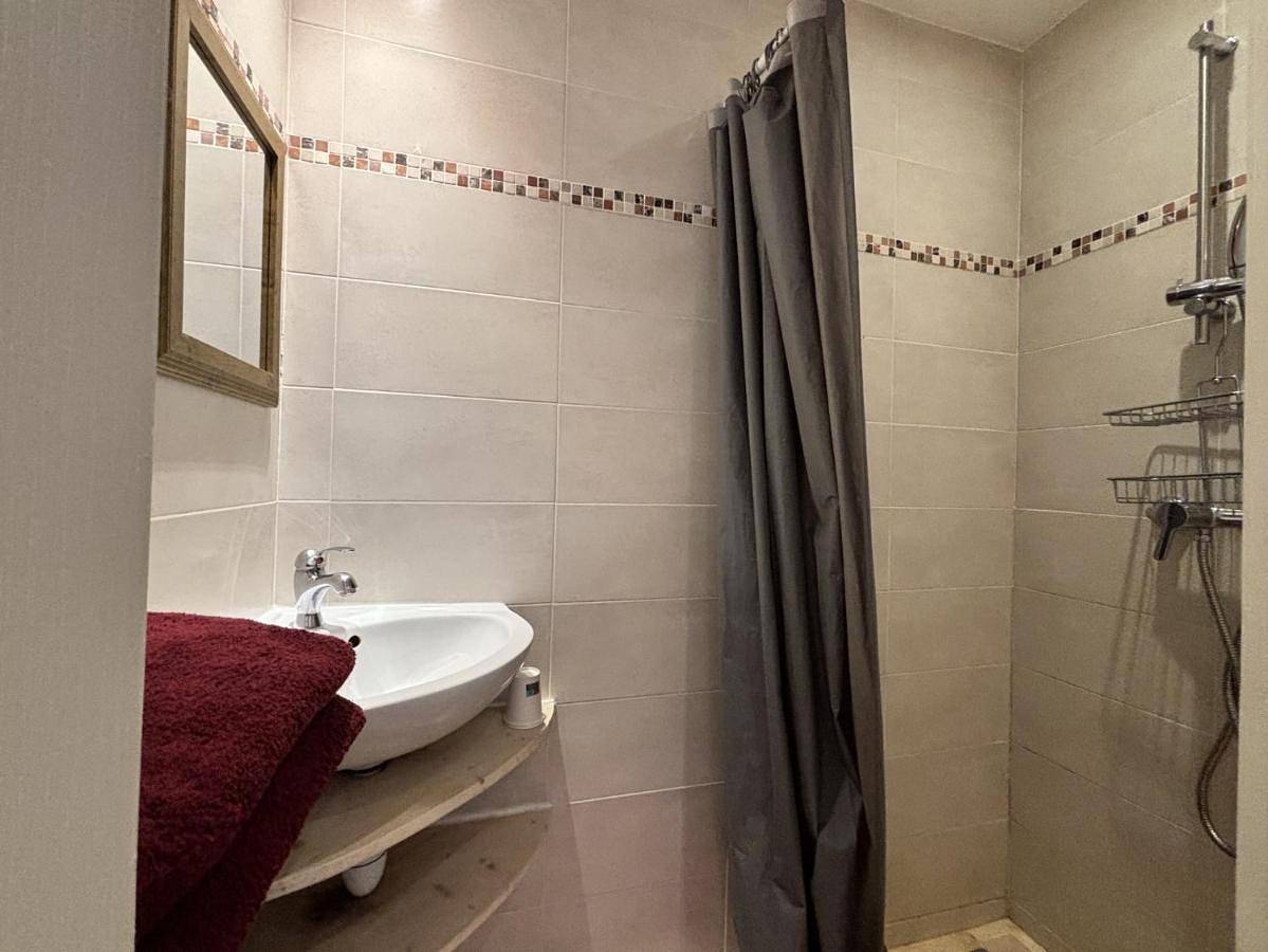 Appartement entier, Studio in Châtel-Guyon, Parc naturel régional des Volcans d'Auvergne