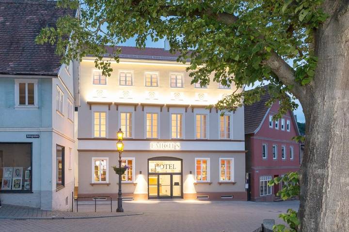 Hotel, mit Balkon und Terrasse sowie Garten und Ausblick in Amorbach