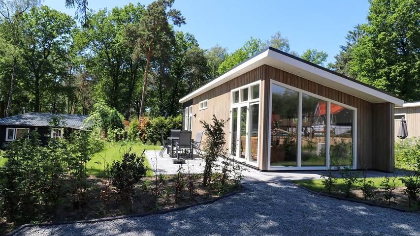 Blokhut voor 6 personen, with tuin and zwembad as well as terras and sauna in Hoenderloo