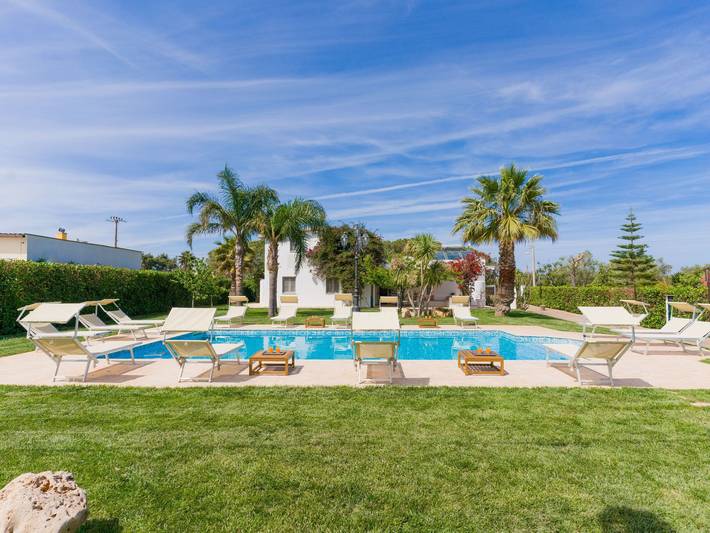 Agriturismo per 7 persone, con piscina e giardino a San Vito dei Normanni
