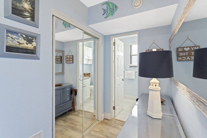 Vacation rental for 3 people, with pool and balcony in St. Pete Beach