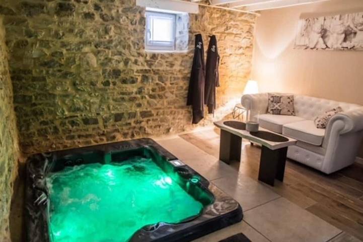 Maison de vacances pour 2 personnes, avec Jacuzzi et Terrasse ainsi que Jardin et Piscine