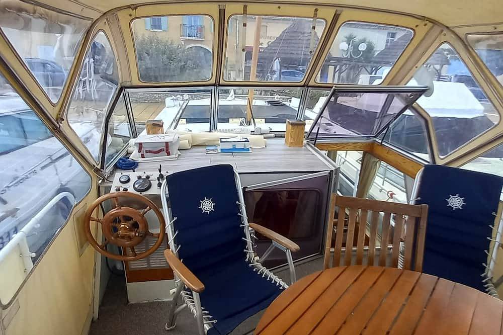 Elegant 35m² houseboat with sheltered terrace for 4 people in Saint-Gilles, Nimes und Umgebung