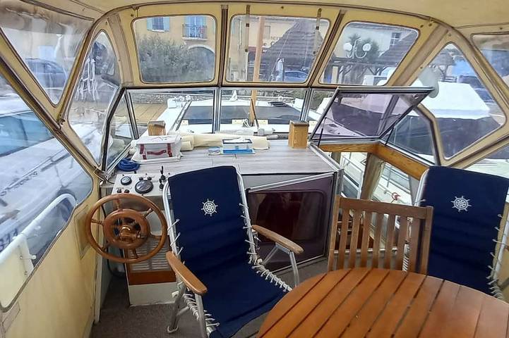 Elegant 35m² houseboat with sheltered terrace for 4 people in Saint-Gilles, Nimes und Umgebung