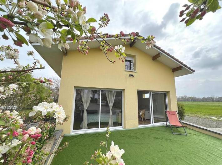 Gîte pour 4 personnes, avec terrasse à Orist