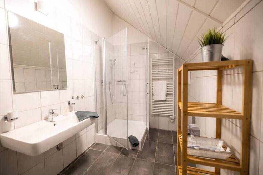 Ganze Wohnung, Ferienwohnung Rose im gemütlichen Gästehaus Benedikt in Friedrichshafen, Region Bodensee-Oberschwaben