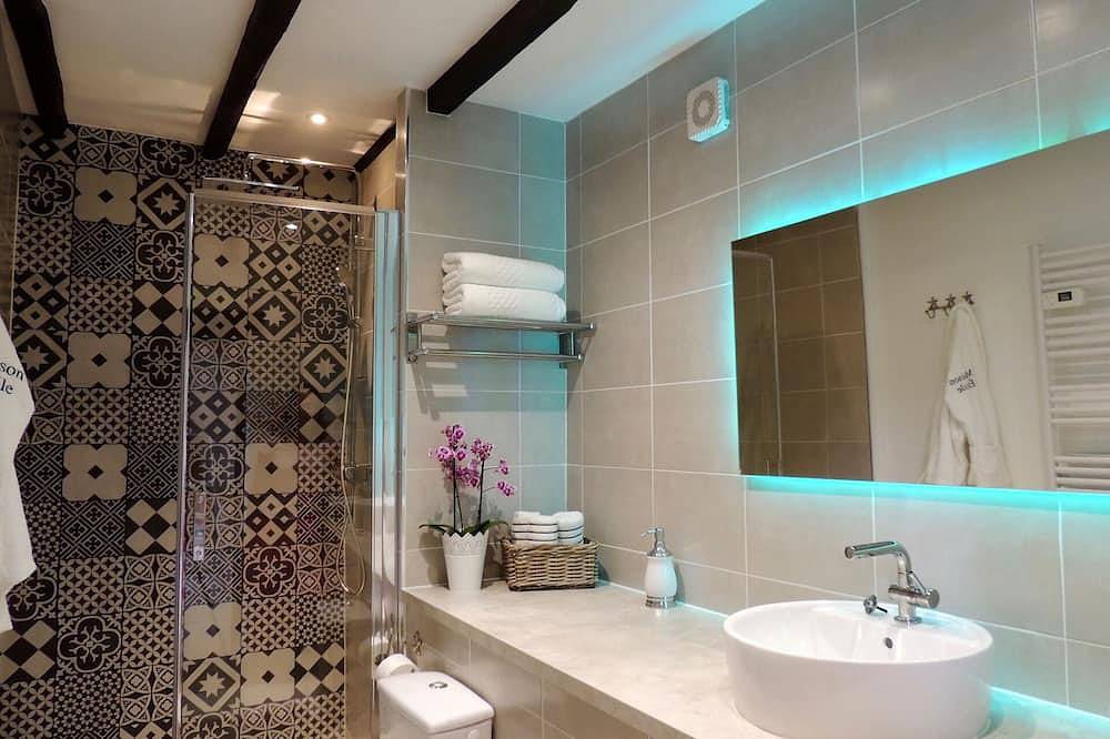 Una casa de piedra de carácter con piscina privada climatizada. in Neffiès, Region de Béziers