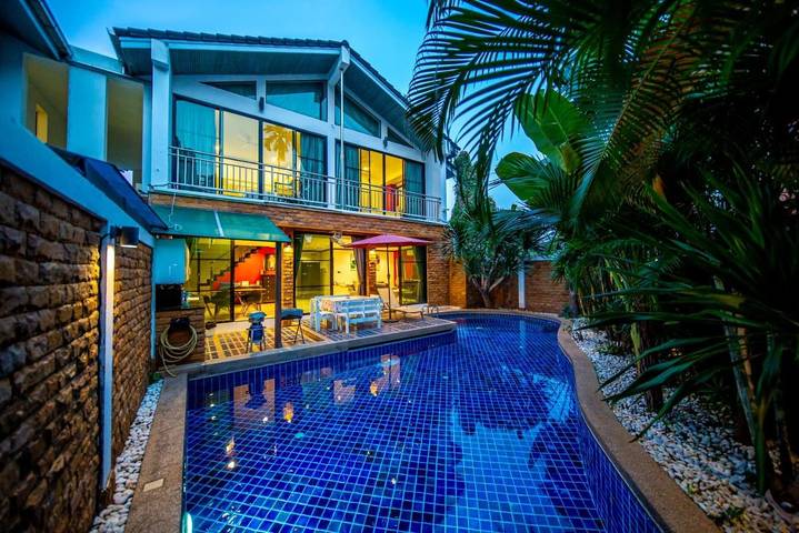 Villa pour 7 personnes, avec jardin ainsi que piscine et vue, animaux acceptés à Pattaya - 4
