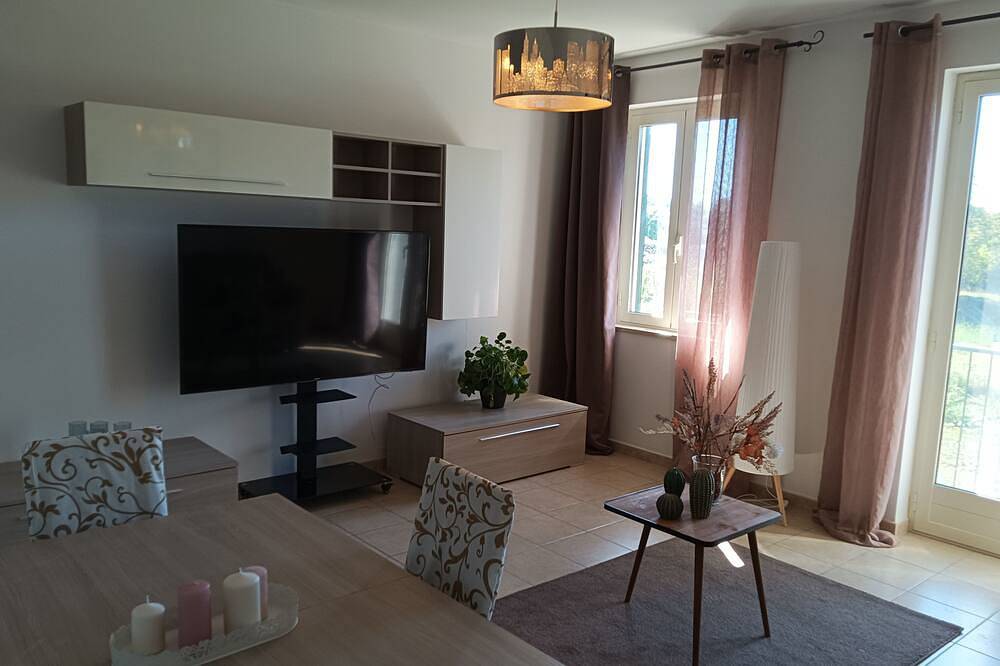Entire apartment, Cozy, well-stocked, and well-lit ... located just minutes from the merav. Lake in Marta, Lake Bolsena