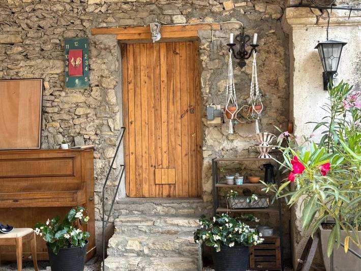 Location de vacances pour 3 personnes, avec vue ainsi que piscine et jardin à Vézénobres - 2
