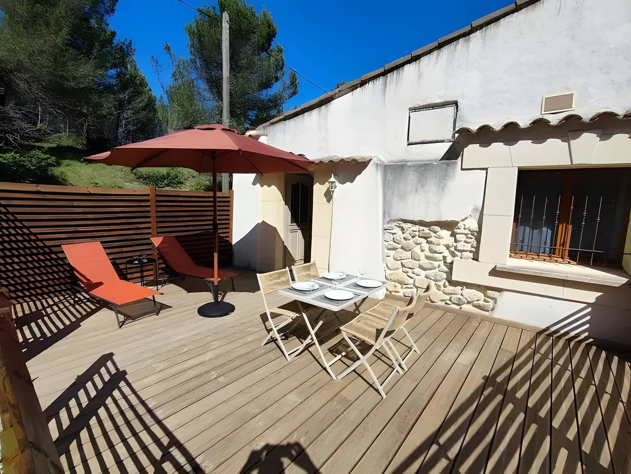 Apartamento entero, Apartamento "Domaine De Meyrol - Gîte 4" con vistas a la montaña, Wi-Fi y aire acondicionado in Eyguières, Region de Arles