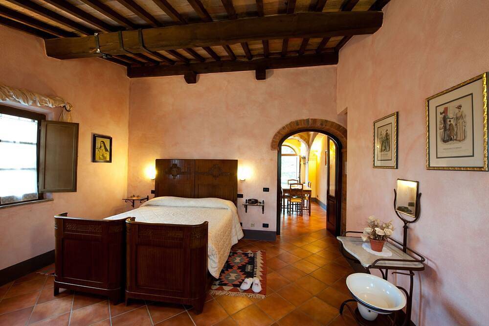Ganze Wohnung, Charakteristisches Apartment im toskanischen Stil in einem historischen Bauernhaus aus dem 19. Jahrhundert in San Quirico d'Orcia, Orciatal