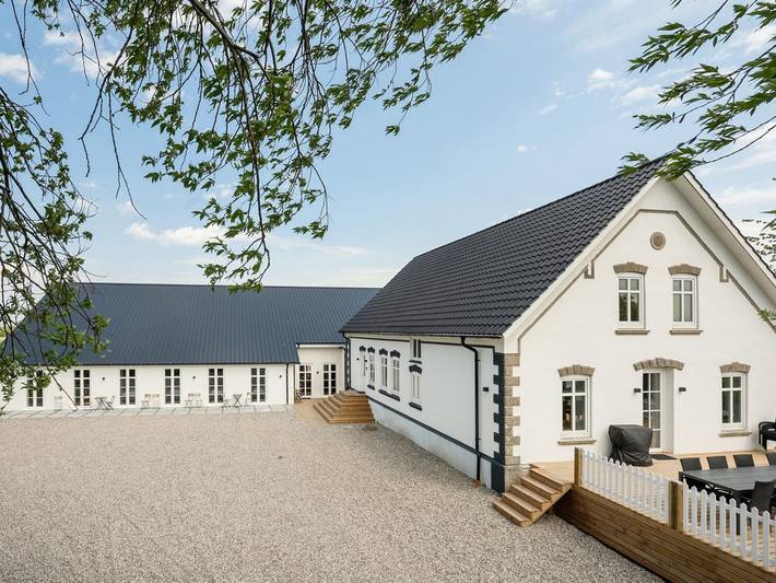 Ferienhaus für 24 Personen, mit Terrasse und Sauna sowie Pool, mit Haustier