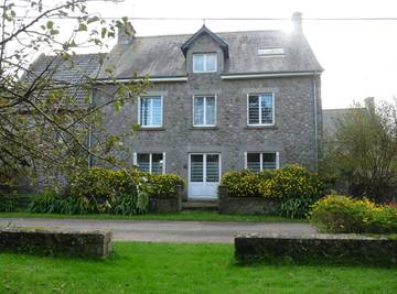 Gîte pour 10 personnes, avec terrasse et jardin, animaux acceptés à Réville