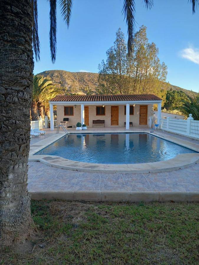 Casa rural para 20 personas, con terraza además de vistas y piscina, Se admiten mascotas en Elda