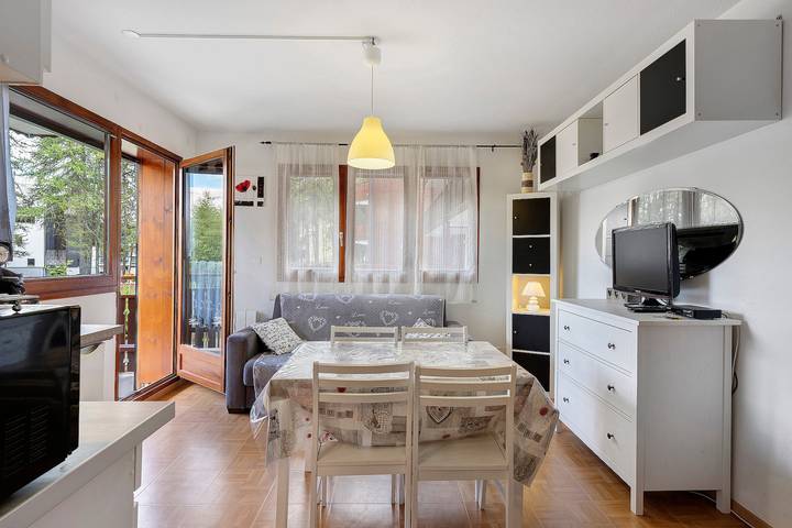 Entire studio, Studio Apartment 'La Joue Du Loup' with Mountain View, Shared Pool and Shared Garden in La Joue du Loup, Le Dévoluy