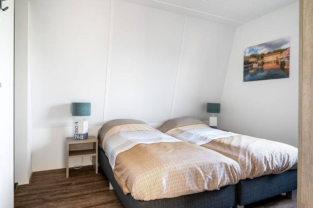 Übernachten Sie in unserem geräumigen Sneekermeer-6-Haus mit privatem Bootssteg. in Akkrum, Friesland