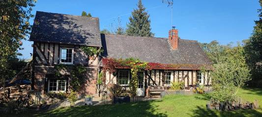 Gîte pour 6 personnes, avec terrasse et vue à Crouttes