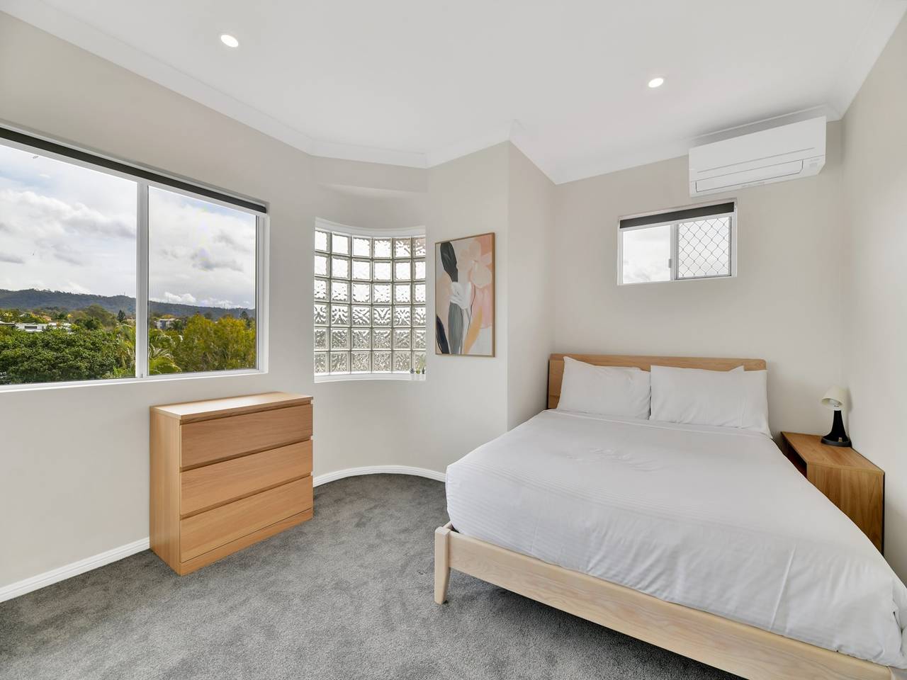 Entire apartment, Tranquil 3-Bed Unit with Lush Garden Views in Taringa, Brisbane