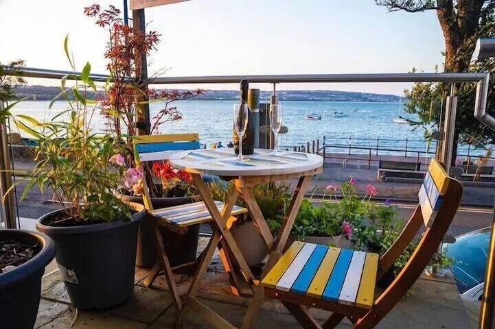 Holiday rental for 4 people, with balcony and garden as well as hot tub in Mumbles