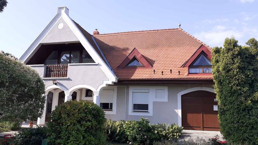 Ferienwohnung für 6 Personen, mit Balkon und Garten in Gyenesdias