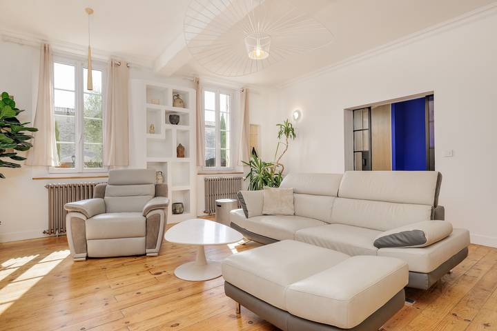 Villa '10 Personnes' con piscina privada, Wi-Fi y aire acondicionado in Montagne, Región de Libourne