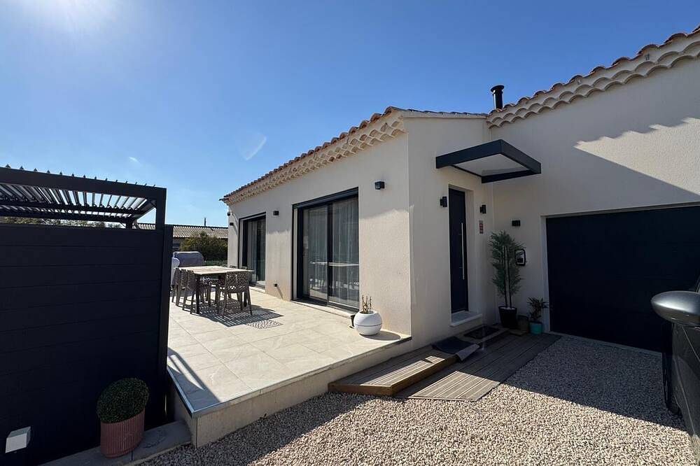 Chic getaway in Villa Lumina, 4/5 people. in Saint-Geniès-de-Comolas, Nimes region