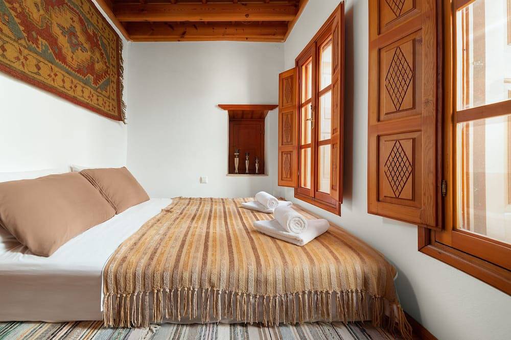 Villa Valasia, Lindos ,3 Bedroom Villa with Roof Terrace, Acropolis and Seaview in Lindos, Rhodes