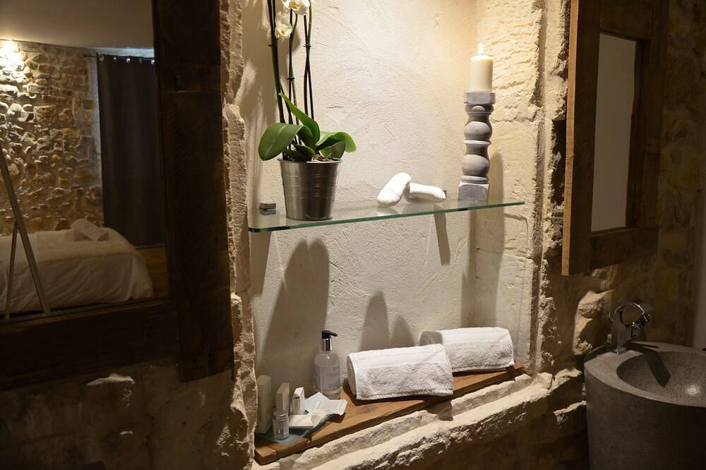 O2suites Scandinavian room with private Jacuzzi in Bernis, Nimes region