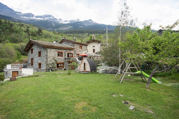 Gîte pour 15 personnes, avec Terrasse ainsi que Jardin et Sauna