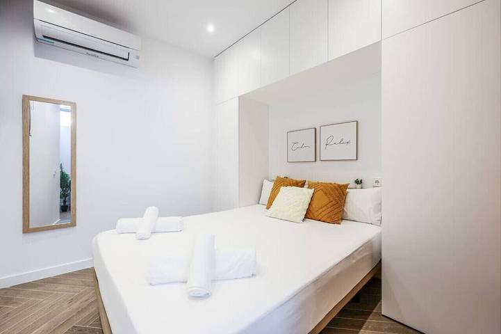 Ganze Wohnung, Urban Tranquility in Madrid - Ideal for Couples in Tetuán, Madrid