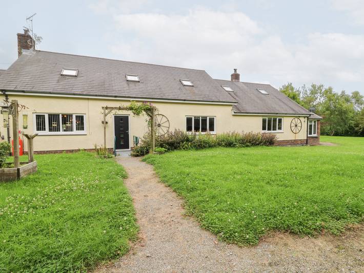 Cottage for 14 people, with pool and garden in Wales