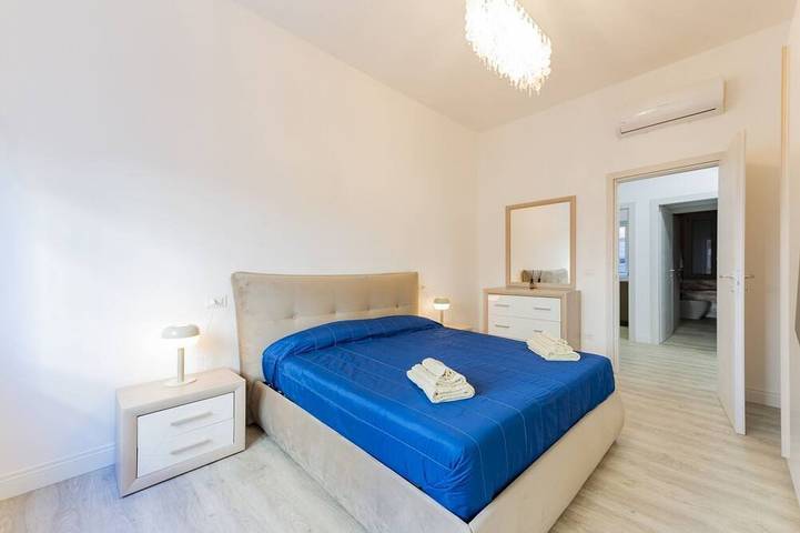 Ganze Wohnung, GuestHost - Modernes 85 qm Apartment im ersten Stock mit Aufzug (Zugang über Treppen) perfekt für 4 Personen. Im Herzen von Pescara, nur 10 Meter vom Corso Vittorio Emanuele und 7 Gehminuten von in Pescara, Pescara Provinz
