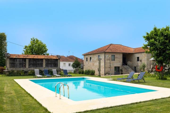 Maison de campagne pour 3 personnes, avec Balcon et Terrasse ainsi que Jardin et Piscine dans Riba de Mouro