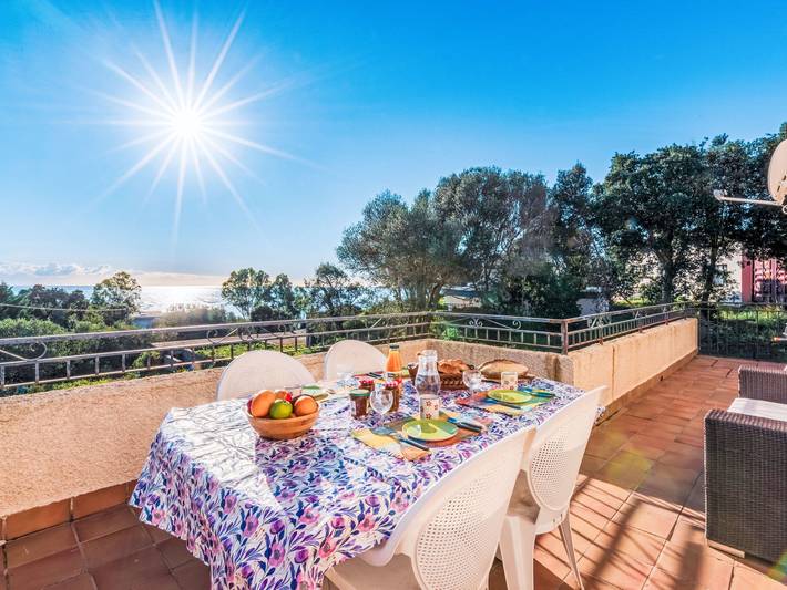 Gîte pour 5 personnes, avec Terrasse ainsi que Jardin et Vue à Sari-Solenzara