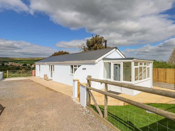 Holiday letting for 2 people, with Garden in Burton Bradstock
