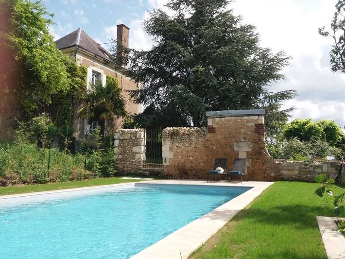 Location de vacances pour 4 personnes, avec vue ainsi que jardin et piscine à Poncé-sur-le-Loir