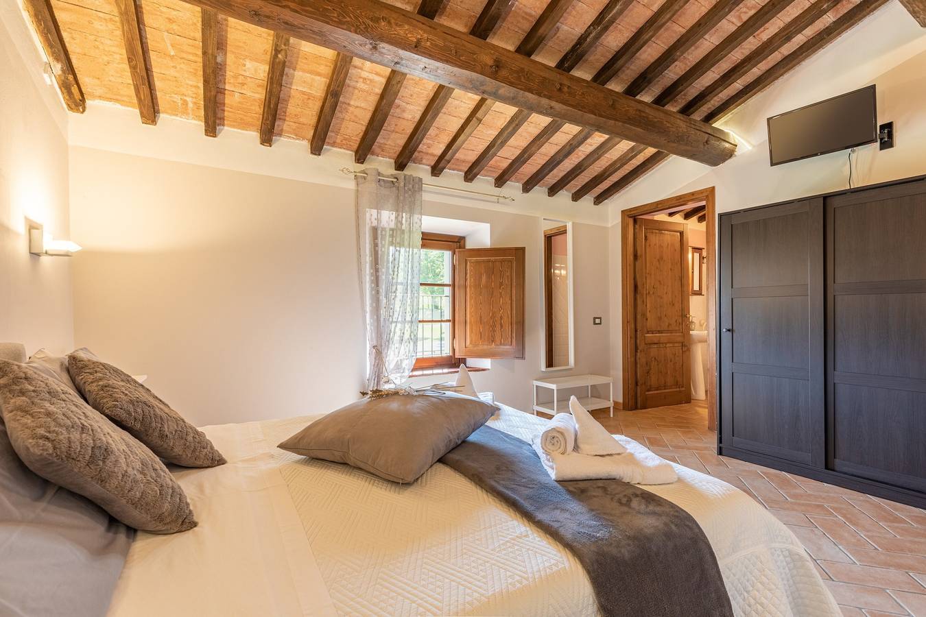 'Giaggiolo' Room with Mountain View, Shared Pool and Wi-Fi in Chianciano Terme, Siena Province