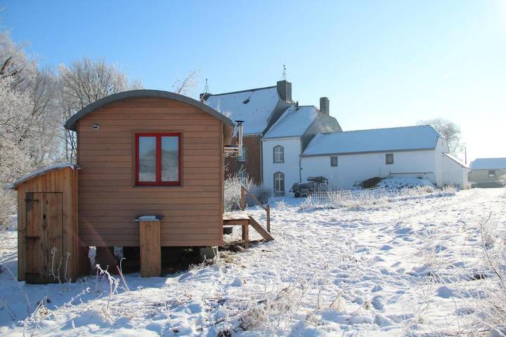 Location de vacances pour 2 personnes, avec vue ainsi que terrasse et jardin dans Cherain