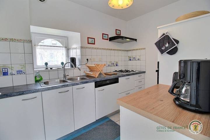 Gîte pour 4 personnes, avec jardin et terrasse à Plougrescant - 4