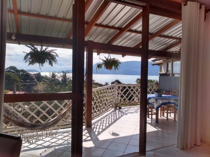 Casas e apartamentos de temporada para 2 pessoas, com vista e terraço, com animais de estimação em Veloso (Ilhabela)