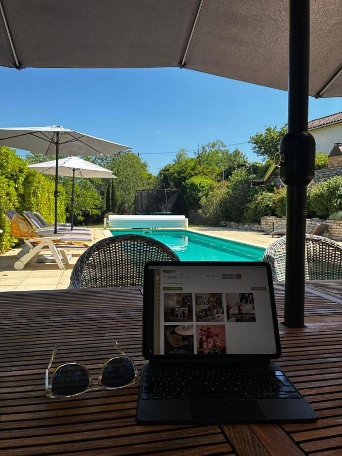 Location de vacances pour 2 personnes, avec Terrasse et Jardin ainsi que Piscine et Vue à Crayssac