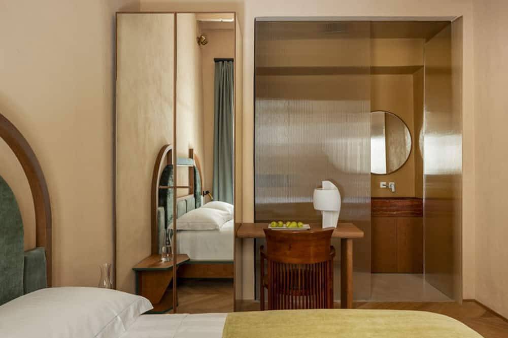 The Wheels Florence Bed&Breakfast: Bedroom Deluxe Cipria in Florence city center, Florence