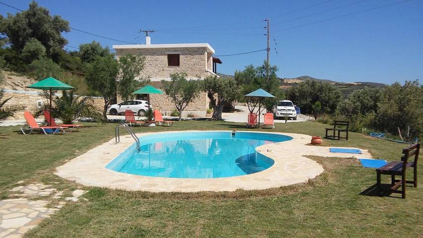 Ferienwohnung für 5 Personen, mit Terrasse und Garten sowie Pool und Ausblick