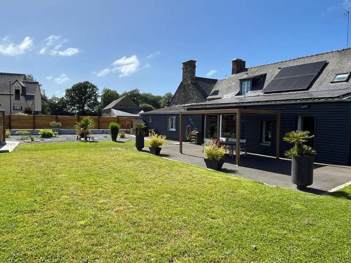 Gîte pour 2 personnes, avec Jacuzzi ainsi que Terrasse et Jardin dans La Selle-en-Coglès