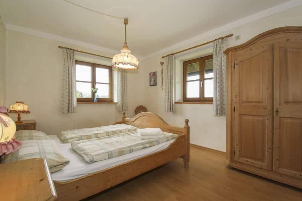 Ganze Wohnung, Ferienwohnung Regina, 2 Schlafzimmer, 2 Duschen, 4 Betten u. Kinderbetten, 55 qm in Kirchanschöring, Rupertiwinkel