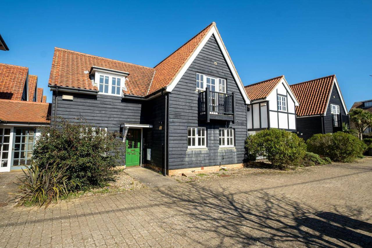 3 Sanctuary Court - Very close to famous #Thorpeness Meare and the beach - Close to Thorpeness Golf Club, Country Club and Tennis Courts - Manage by Aldeburgh Coastal Cottages in Thorpeness, Suffolk
