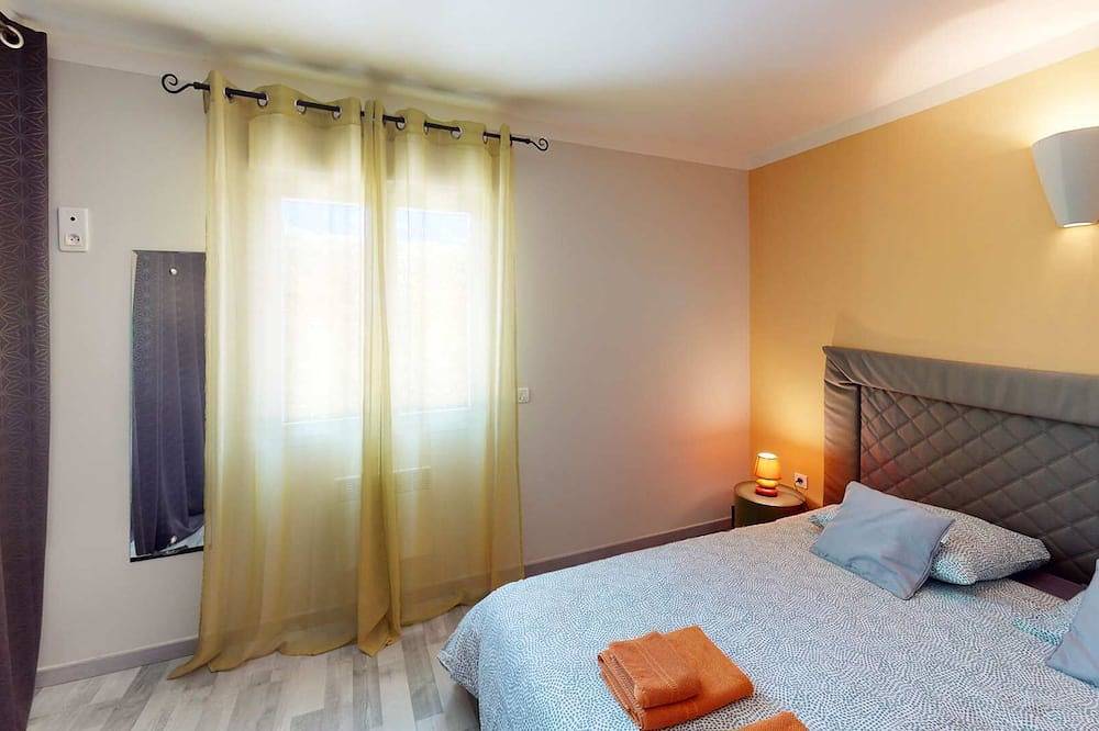 Villa les Lauriers Roses heated pool 10 min Avignon in Tavel, Region de Nimes