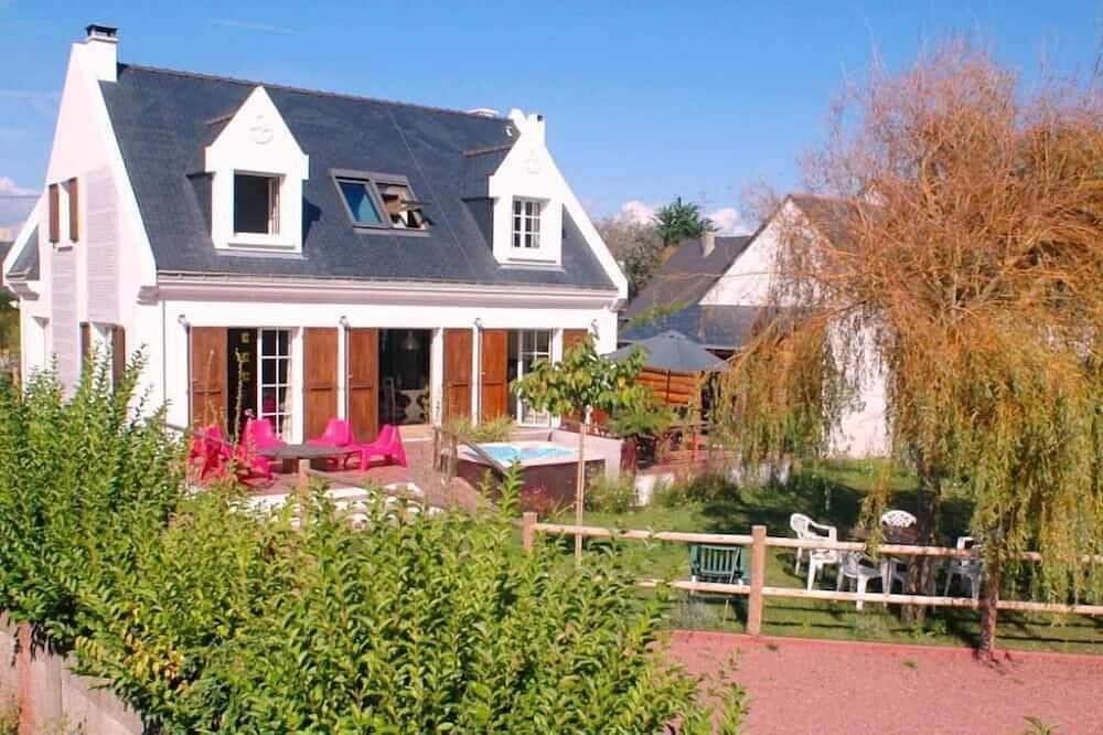 La Turballe, 80 m from the beach, large Standing Villa with Jacuzzi and garden in La Turballe, Côte d'Amour
