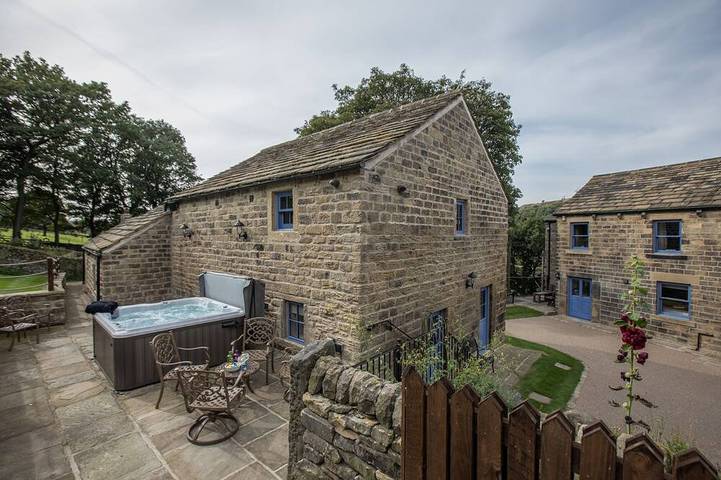 Holiday rental for 12 people, with terrace and hot tub in Barnsley